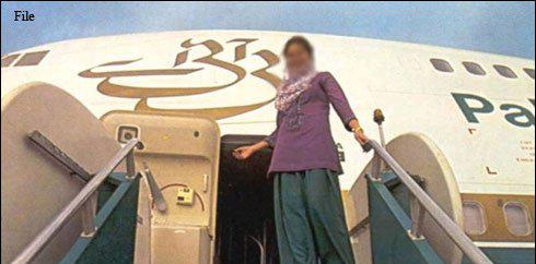 پی آئی اے کی خوش مزاج ایئرہوسٹس کے لہجے میں سختی
