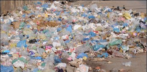 کراچی میں کہیں گٹر ابل رہے ہیں ، کہیں کچرے کا پہاڑ ہے