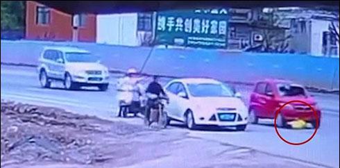 خطرناک ٹریفک حادثہ ، خاتون معجزانہ طور پر بچ گئی