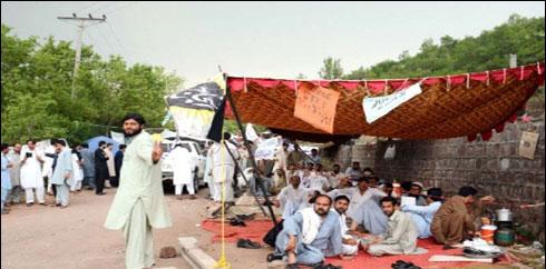 بنی گالا میں عمران خان کے گھر کے سامنے احتجاج 