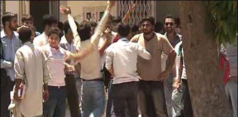 کراچی:  وفاقی اردو یونیورسٹی میں طلبہ تنظیموں میں تصادم ،2 اساتذہ زخمی