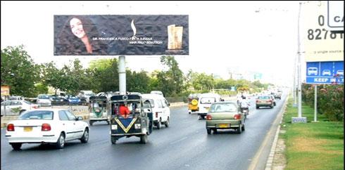 کراچی میں اہم شاہراہوں پر بل بورڈ اور ہورڈنگ کی بھرمار