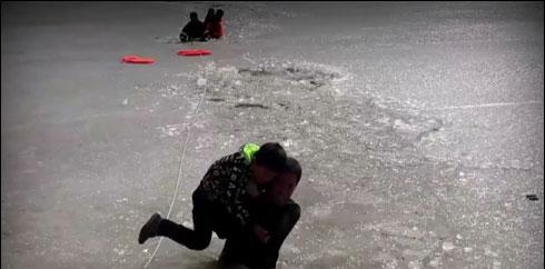 چین میں جمی ہوئی جھیل میں پھنسے دو بچوں کو بچالیا گیا