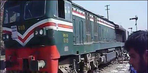 لاہور :چلتی ٹرین میں ڈاکو نے ڈرائیور کو لوٹ لیا 