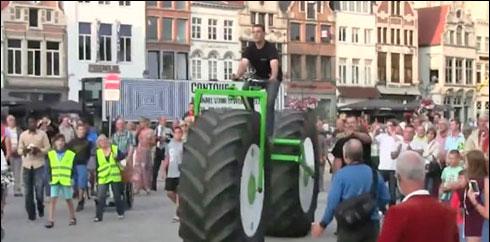 ٹریکٹرکے پہیوں سے بنائی گئی دنیا کی وزنی ترین سائیکل