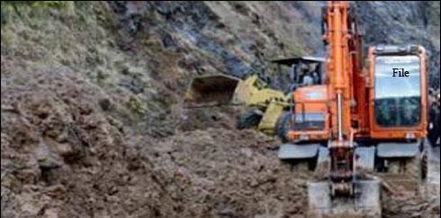 چترال: تودے تلے دبے 11 میں سے  2 افراد کی لاشیں نکال لی گئیں