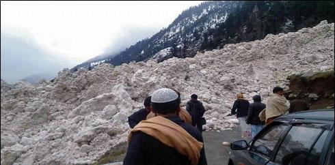 سوات :برفانی تودہ گرنے سے بحرین کالام روڈ  4 روز سے بند 