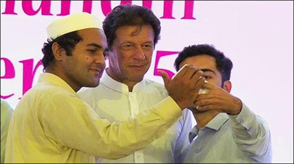 لاہور میں بچوں نے عمران خان کے ساتھ سیلفیاں بنائیں