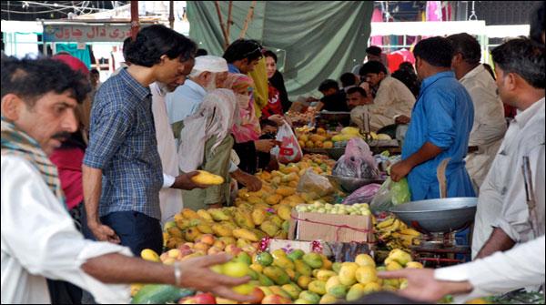لاہور کے سستے بازاروں میں پھلوں کی قیمتیں آسمان پر