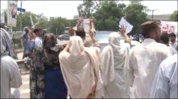 قصور کے خاندان کا پنجاب اسمبلی کے سامنے مظاہرہ،پولیس کے ساتھ ہاتھاپائی