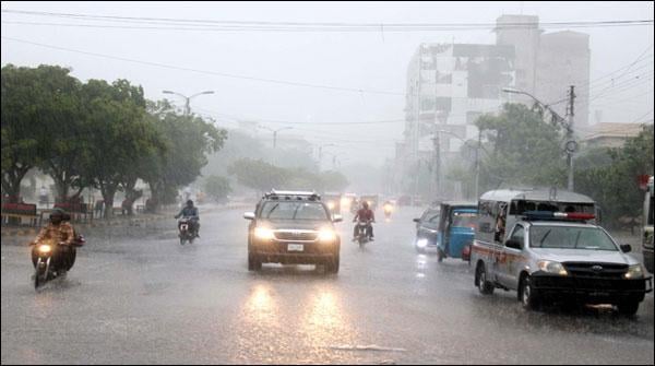 کراچی والوں سے روٹھنے والے بادل لاہوریوں پر برس پڑے