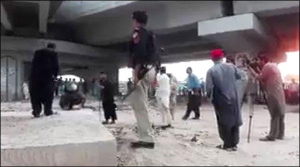 پشاور :باچا خان چوک پر ڈبے میں موجود بم ناکارہ بنا دیا گیا