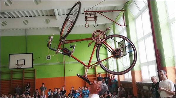 Ашрита фурман. Ashrita Furman. Ашрита Фурман скакалка. Ashrita Furman Bike on Chin. Ашрита Фурман и его рекорды фото.