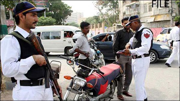 ٹریفک اہلکاروں پر کوسٹ گارڈز کے تشدد کی سی سی ویڈیو