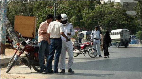 کراچی : ٹریفک اہلکاروں کی کم عمر ڈرائیوروں کیخلاف کارروائی