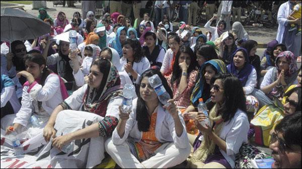 لاہور: ینگ ڈاکٹرز مطالبات کے حق میں سراپا احتجاج