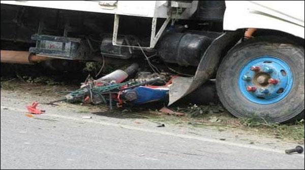 لاہور: ڈمپر نے رکشےاور موٹرسائیکلوں کوروند ڈالا،4 افراد جاں بحق