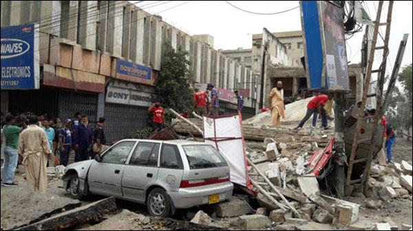 کراچی:عبداللہ ہارون روڈ پر 2 منزلہ عمارت گرگئی ،متعددافراد زخمی