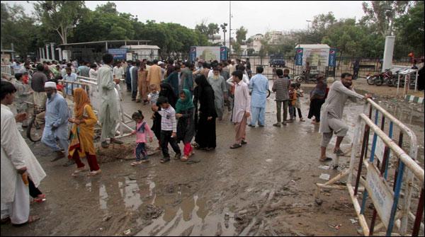 کراچی:اہم شاہراہوں سے پانی صاف،اندرونی گلیوں میںموجود