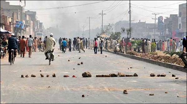 فیصل آباد: بارش کے پانی سے ناراض شہری سڑکوں پر نکل آئے