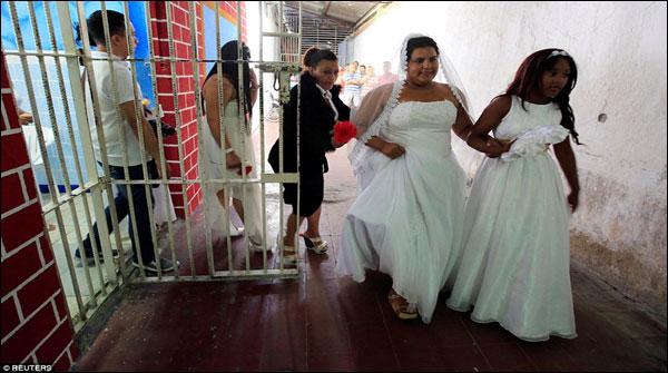 کولمبیا کی جیل میں 17 قیدیوں کی اجتماعی شادیاں