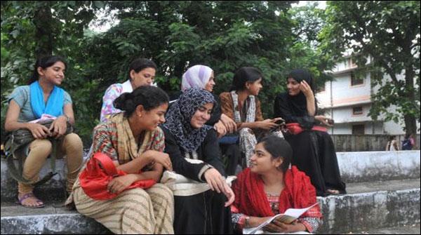 بھارت، مینگلور کالجز میں طالبات پر برقع پہننے پر پابندی