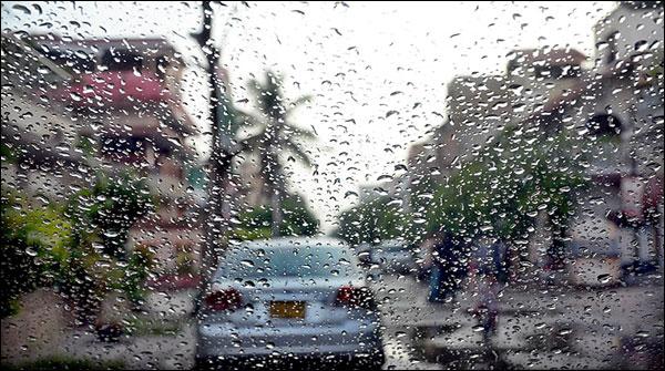 کراچی : بارش کے بعد شہری مسائل میں گھر گئے، 3 افراد جاں بحق
