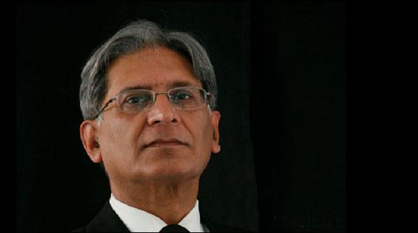 ایازصادق کا کردار متنازع ہوگیا، اعتزاز احسن