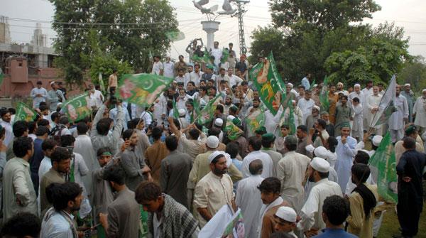 رائیونڈ مارچ کیخلاف ن لیگ کا پشاور میں مظاہرہ