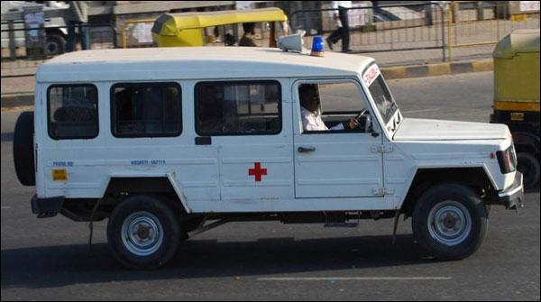 بھارت : ایمبولینس دینے سے انکار پر لواحقین لاش تھیلے میں لے گئے