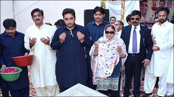 بلاول بھٹو کی سانحہ کارساز کے شہدا کی قبروں پر حاضری