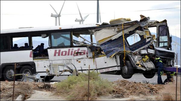 کیلی فورنیا : بس ٹریکٹر ٹرالر میں جا گھسی، 13 افراد ہلاک