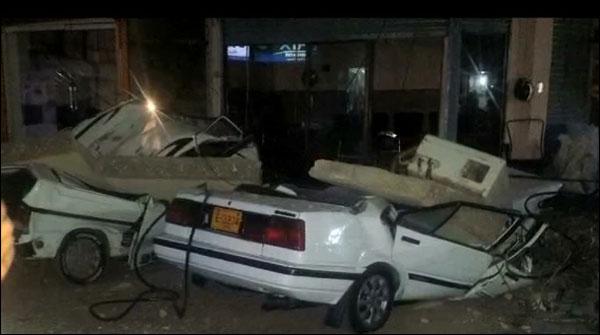 کراچی: رہائشی عمارت کا کچھ حصہ گرنے سے گاڑیاں تباہ