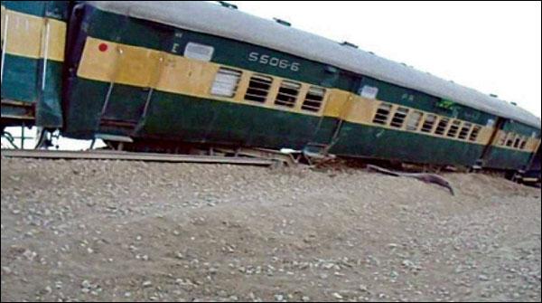 بھکر: پشاور جانے والی ٹرین کی 3بوگیاں پٹڑی سے اتر گئیں