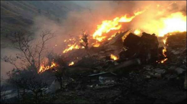 تحقیقاتی ٹیم کا طیارہ حادثے کی جگہ کا دورہ، شواہد اکٹھے کیے