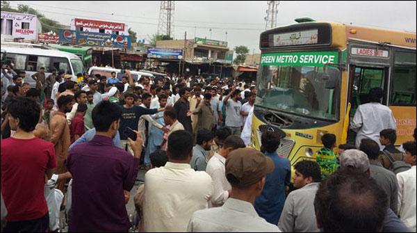 پاکستان اسٹیل کے ملازمین کا نیشنل ہائی وے پر احتجاج