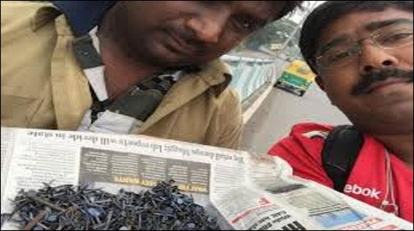 بھارتی پنکچر مافیا کیخلاف ڈٹ گیا، سڑک سے 50 کلو کیلیں جمع کرلیں