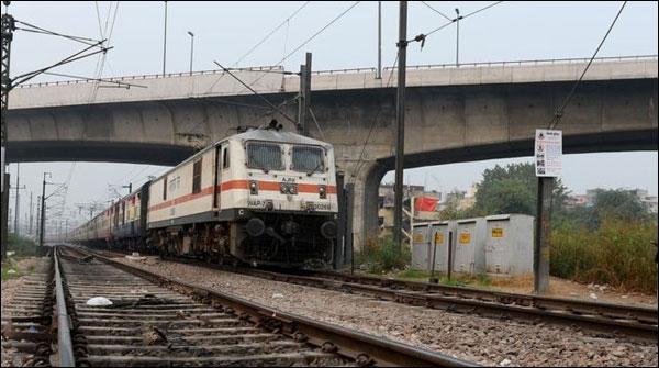 چلتی ٹرین کے سامنے سیلفی ،2 بھارتی نوجوان ہلاک