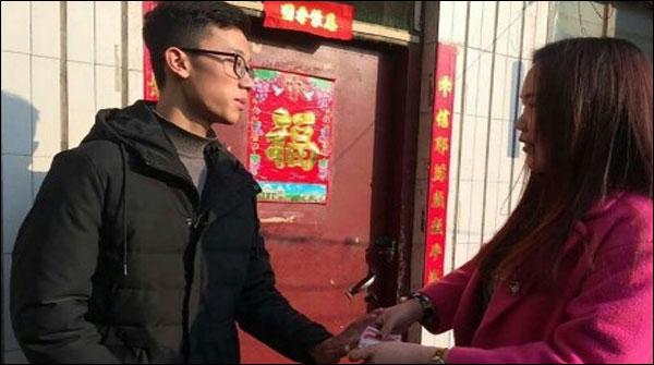 چینی نوجوان کو ایمانداری پر 10ہزار یوآن کا انعام