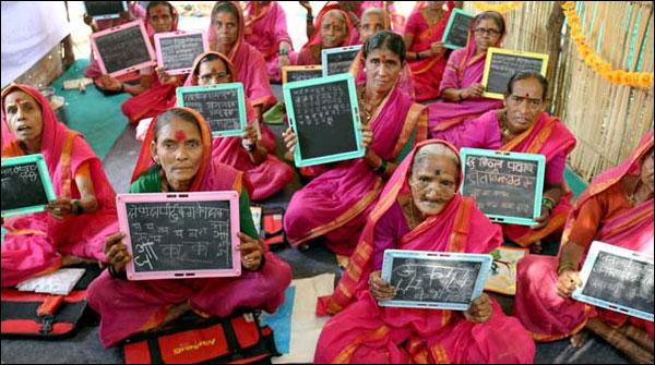 بھارت ، 60 سالہ بوڑھی خواتین کا انوکھا اسکول