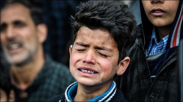 مقبوضہ کشمیر ،دوست کی شہادت پر بلکتے بچے کی تصویر نے انسانیت کو شرمادیا