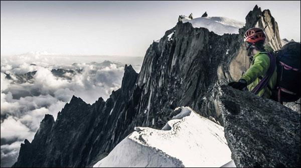 فرانس: خطروں کے کھلاڑی کا برفیلے پہاڑ کو سرکرنےکا مظاہرہ