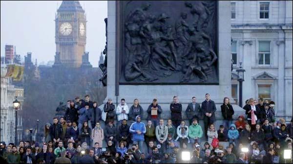 لندن: پارلیمنٹ کے قریب حملے کےبعد عوامی اتحاد کا مظاہرہ