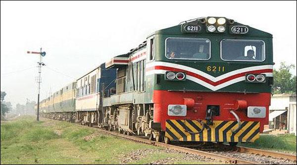 حادثے سے متاثرہ ٹرین مسافروں کو لے کر کراچی روانہ