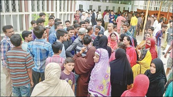 کراچی:میٹرک امتحانی مر کز پر بجلی غائب، والدین کا احتجاج