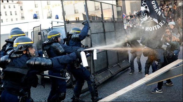پیرس: پولنگ کے بعد احتجاج، متعدد گاڑیاں جلادی گئیں