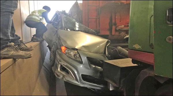 سنگاپور:کار کا خطرناک حادثہ،ڈرائیوربچ گیا