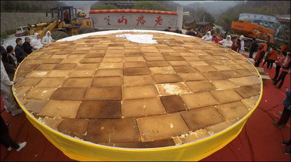 چین کے ماہر شیفس کا کارنامہ، 5ٹن وزنی کیک تیار کرلیا
