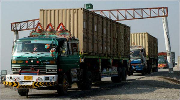 کراچی میں سامان سے لدے 10 دن سے کھڑے ٹرک چل پڑے