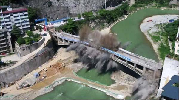 چین:44برس پرانا پل دھماکے سے گرادیا گیا